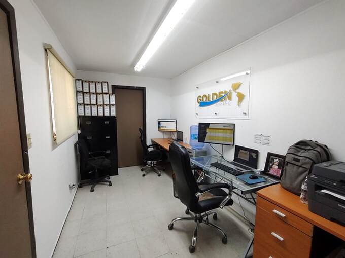 Oficina en renta dentro de la bodega